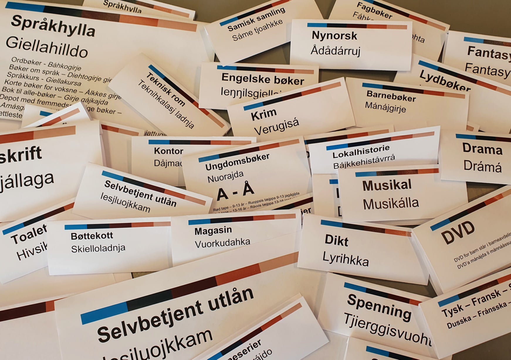 Samiske skilt til bibliotekhyller